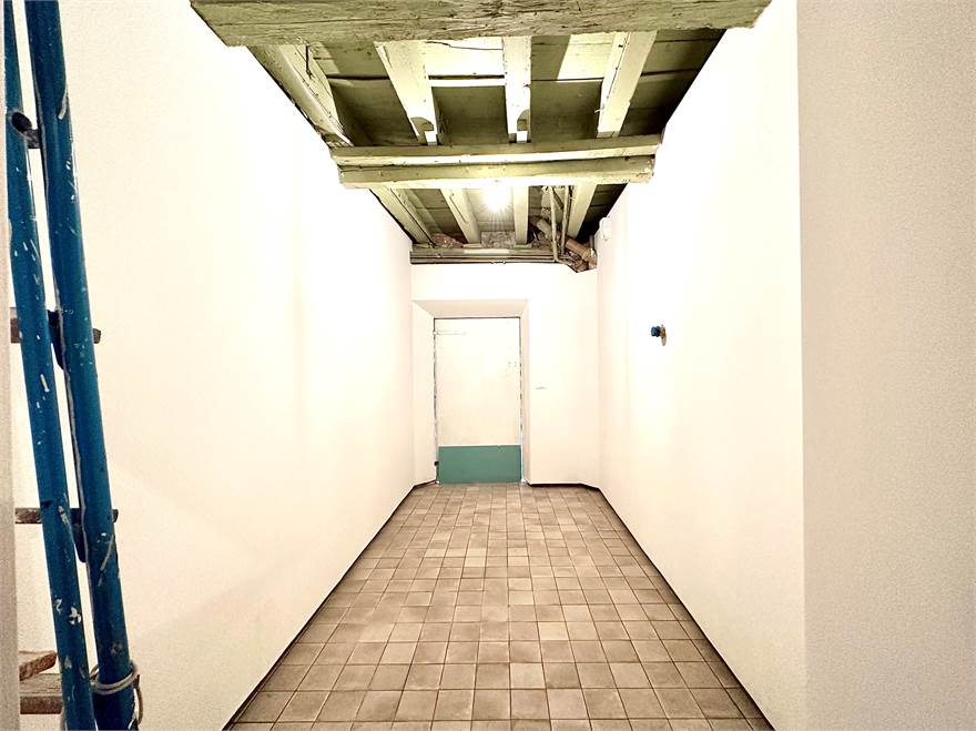 Magazzino con possibilità di accesso indipendente