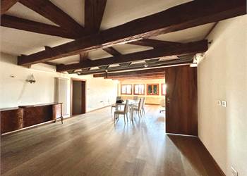 Attico in affitto – Eleganza e panorama in contesto di prestigio