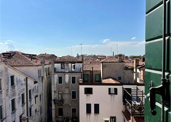 Attico in affitto – Eleganza e panorama in contesto di prestigio