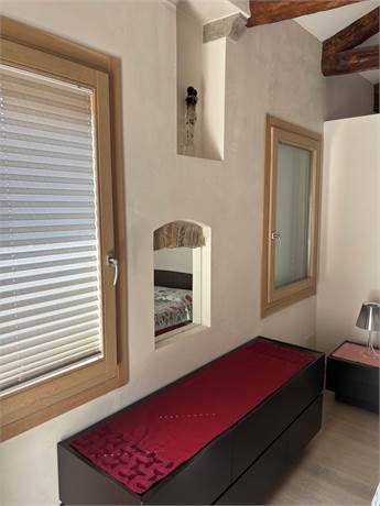 camera con doppia finestra
